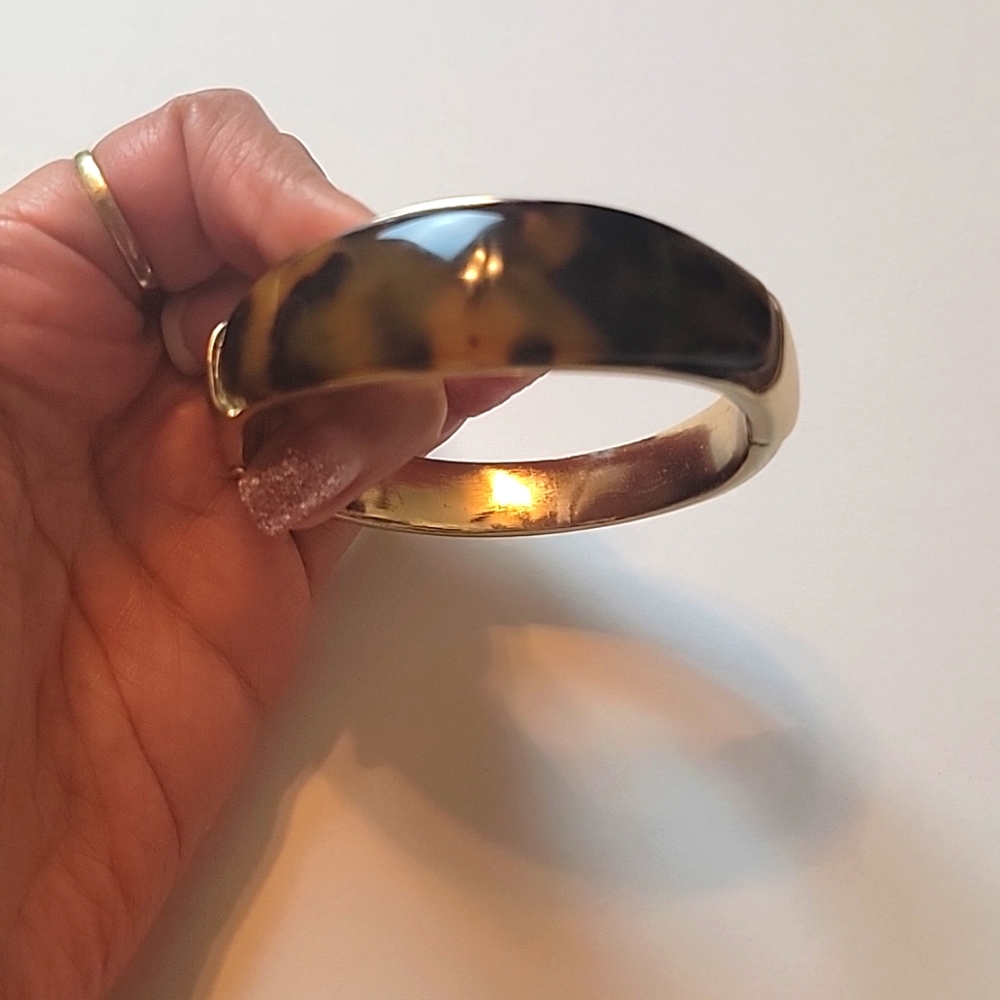 Tortoise Pattern Gold Bracelet - Picture 4 of 4
